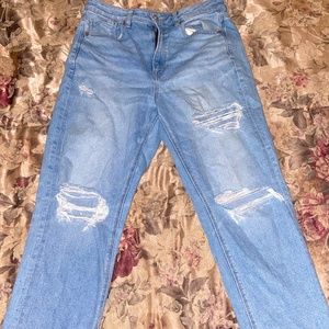 Lightwash American Eagle mom jeans